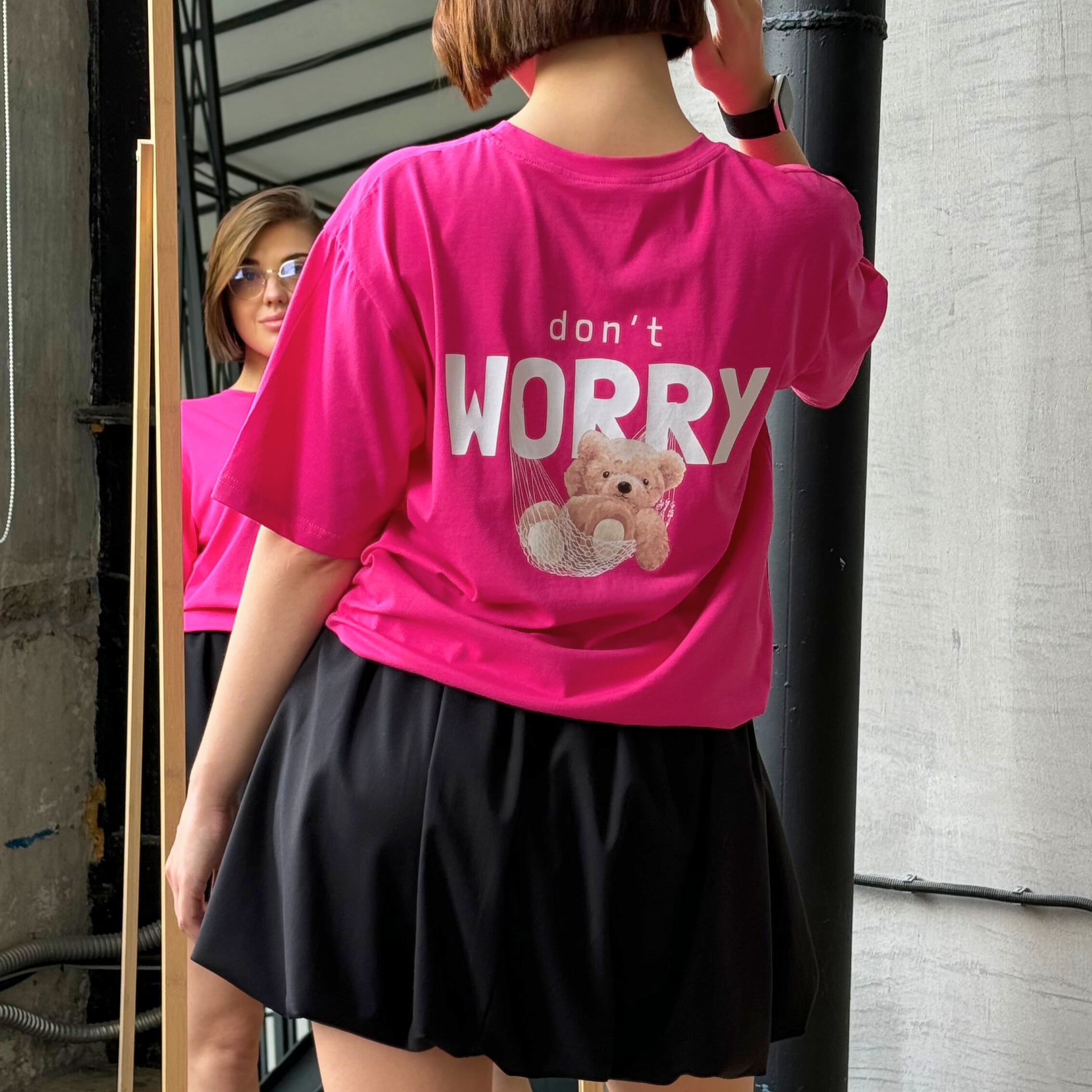 Różowy t-shirt damski z nadrukiem Don't worry i uroczym misiem – koszulka na prezent