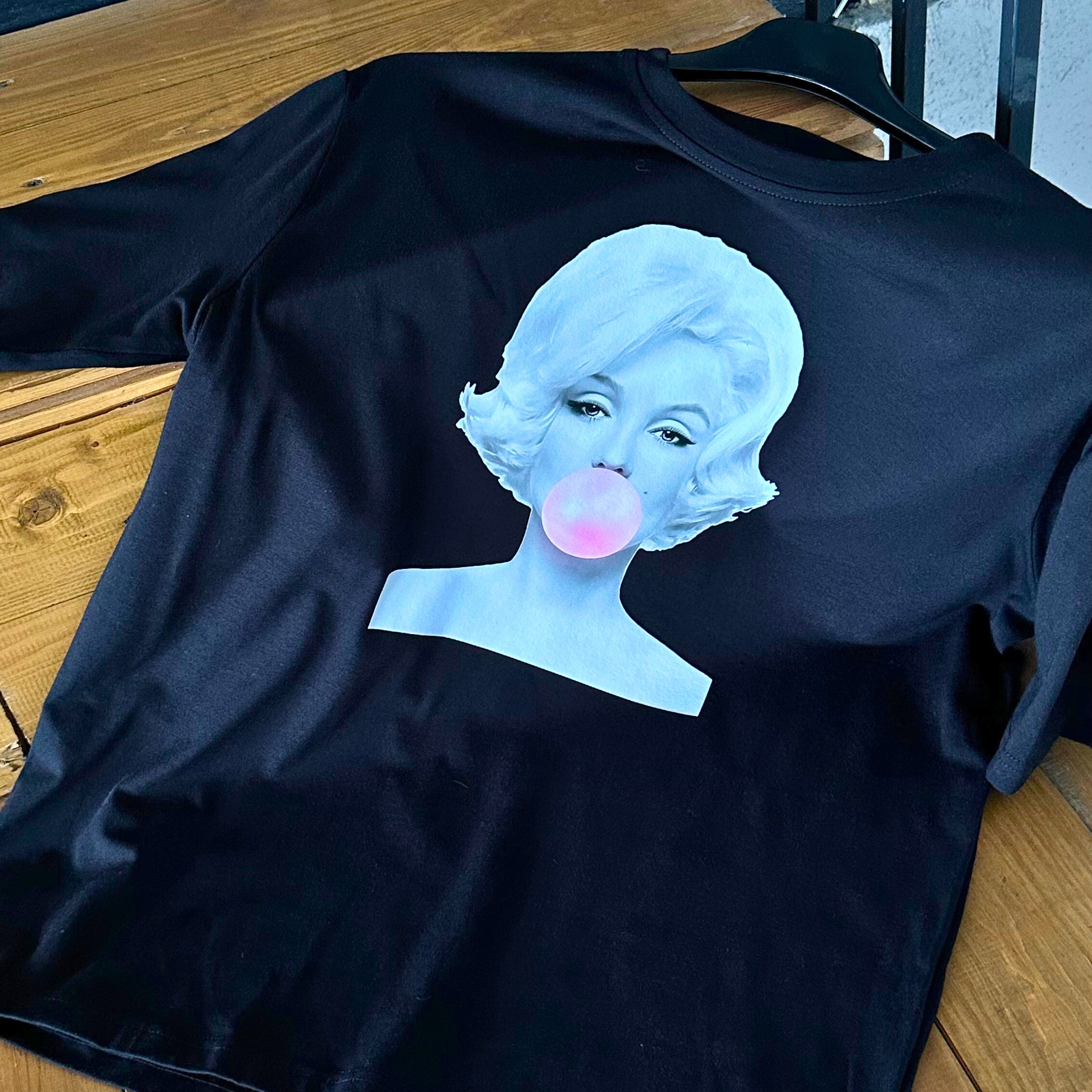 Czarna koszulka z nadrukiem Marilyn Monroe – kultowe zdjęcie z balonem z gumy do żucia